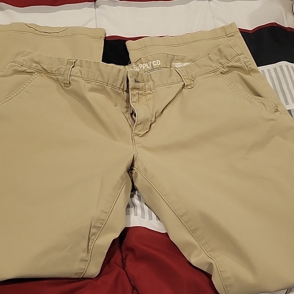 Kakhis - Picture 2 of 3